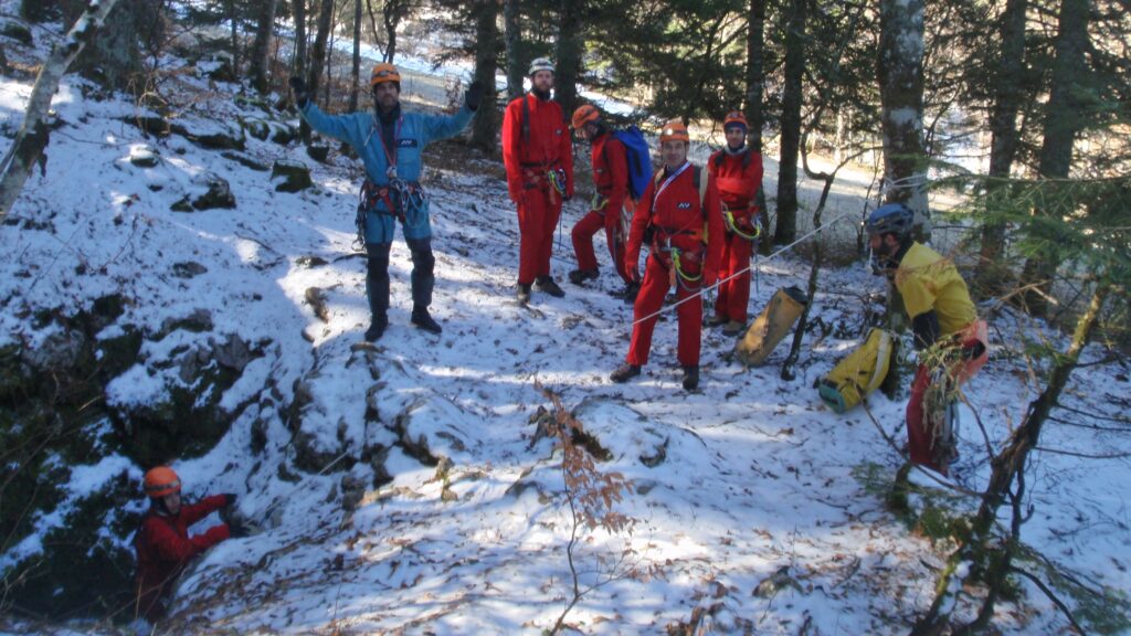 Le groupe devant l'entrée de la grotte, les pieds dans la neige