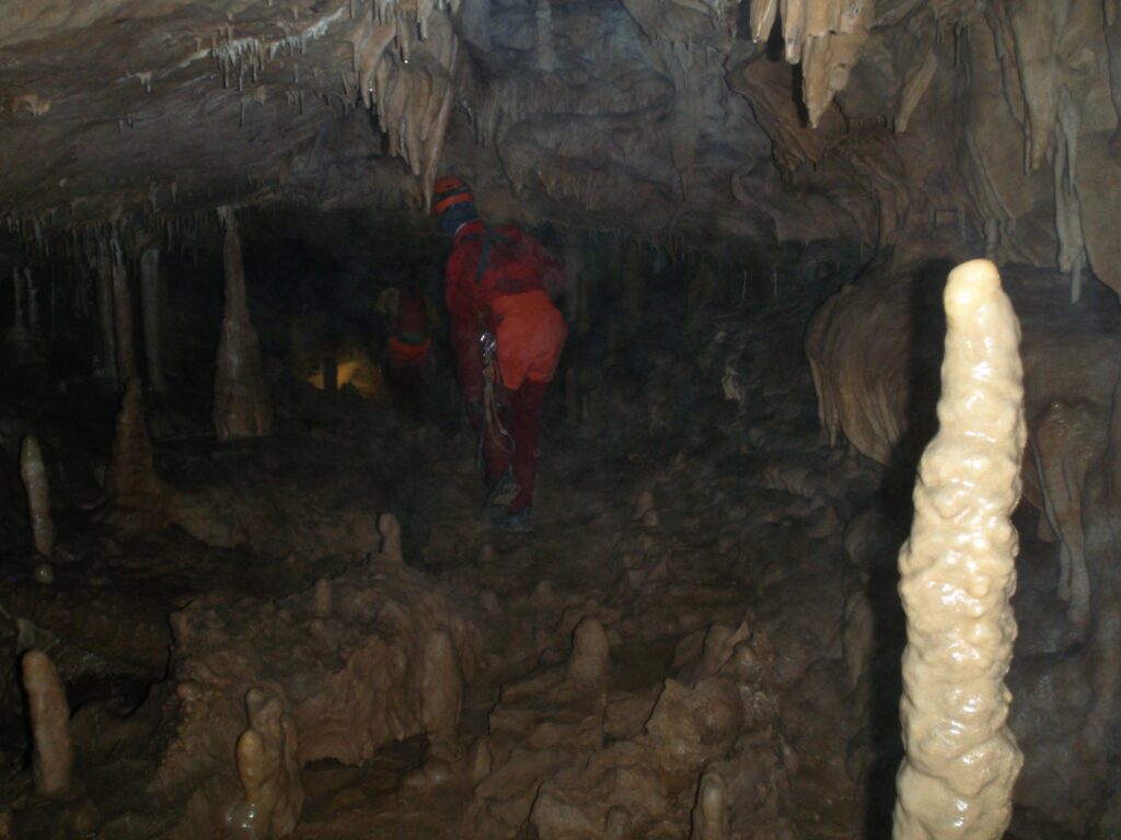 Un stalagmite au premier plan dans une grotte