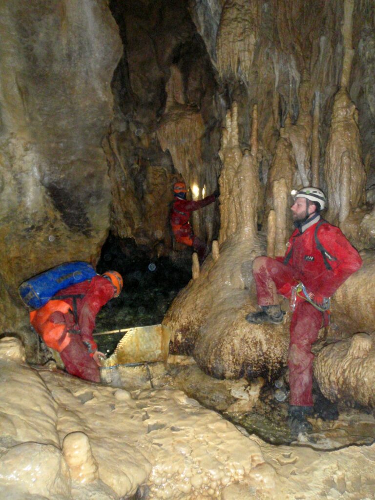 Trois spéléologues dans la rivière de la bournette
